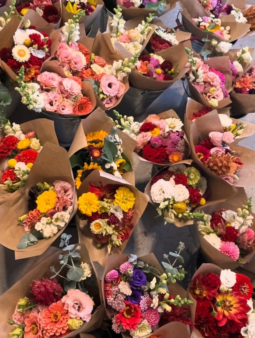 Bouquets emballés dans du papier kraft